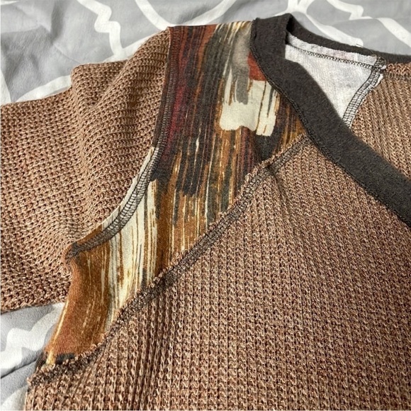 Bucket List size large light brown lightweight soft and stretchy v-neck sweater - Picture 2 of 4